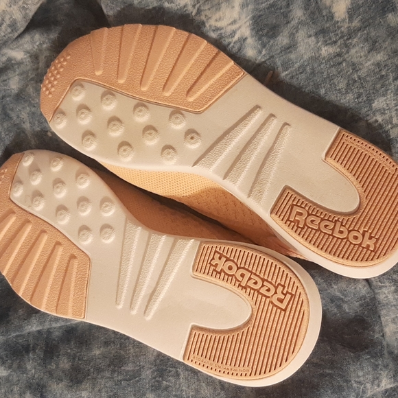 Reebok Zoku sneakers US 7.5. On the promotion pic - 🔥 Coral color. Not my color - Picture 8 of 15